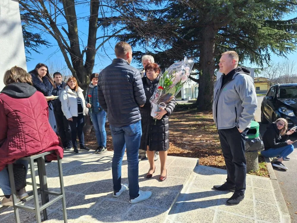 Colleghe Biostile con i fiori ricevuti