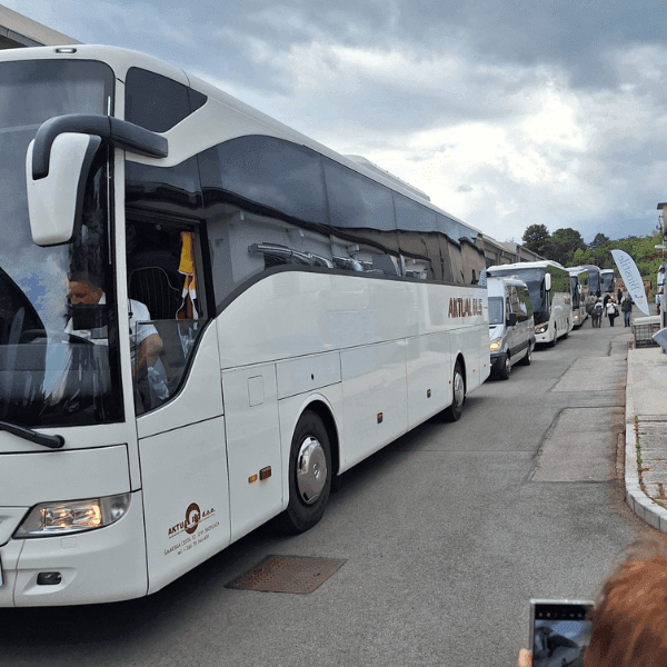 Open Day Biostile 2025 – visitatori davanti alla sede di Komen