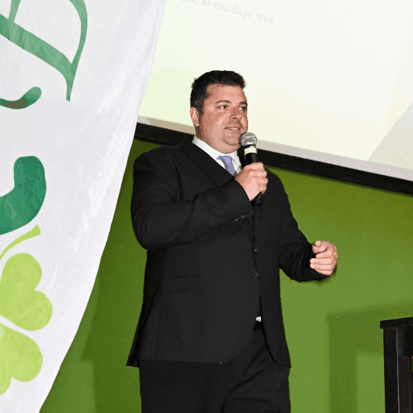 Dalibor Kosmina durante il discorso introduttivo al campo Biostile
